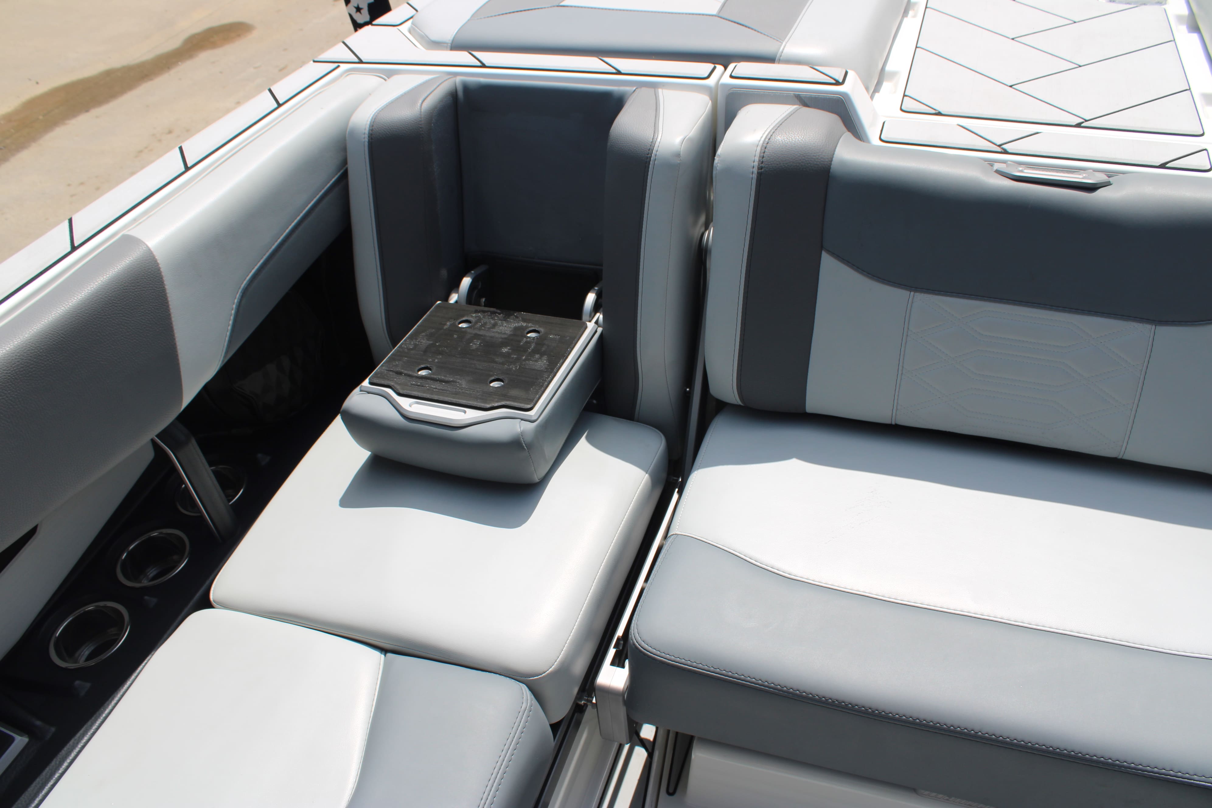 2022 Malibu 25 LSV Icon